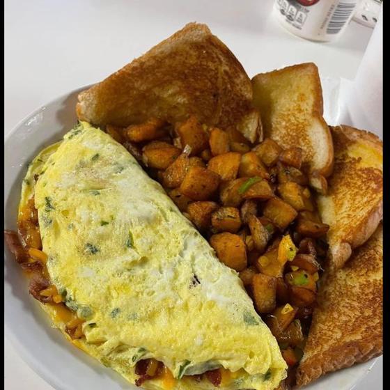 Omelette with home fries and toast