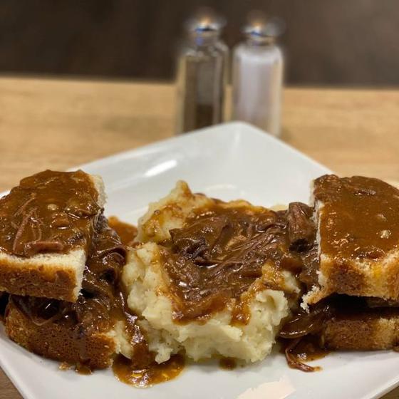Hot roast beef sandwich with mashed potatoes