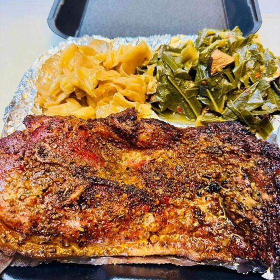 Smoked ribs with mac & cheese and greens